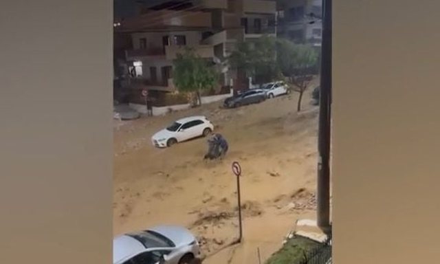 Pamje tragjike nga Greqia   Ku po shkon mami    britmat rrëqethëse të fëmijës së gruas që rrëmbehet nga uji