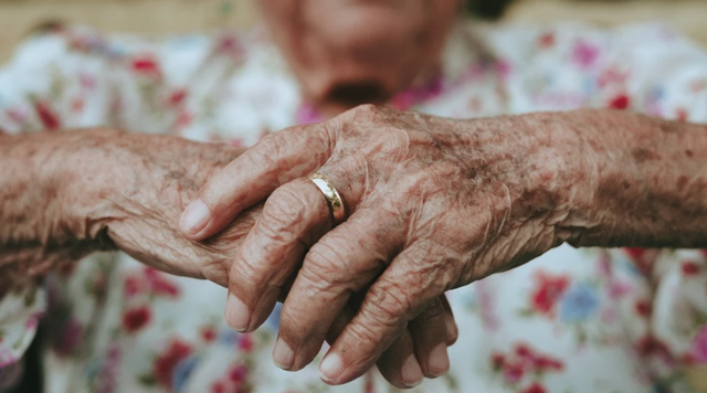 Faktorët gjenetikë mund të ndikojnë ndjeshëm në jetëgjatësi dhe shëndet  grupi i gjakut që kanë shumica e personave mbi 100 vjeç