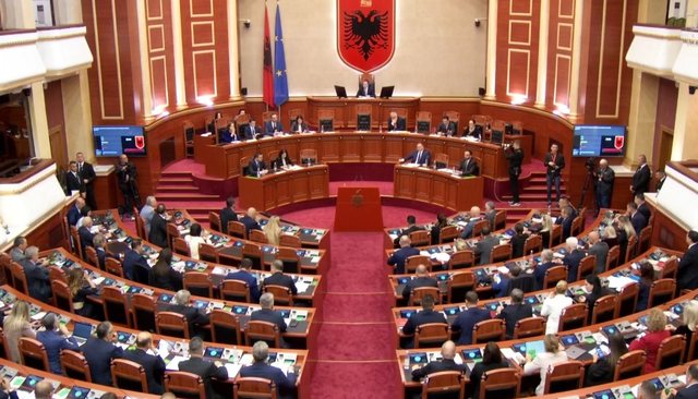 Kuvendi  Ramën nuk e mban vendi  hyn e del në sallën e Parlamentit gjatë seancës për Belindën