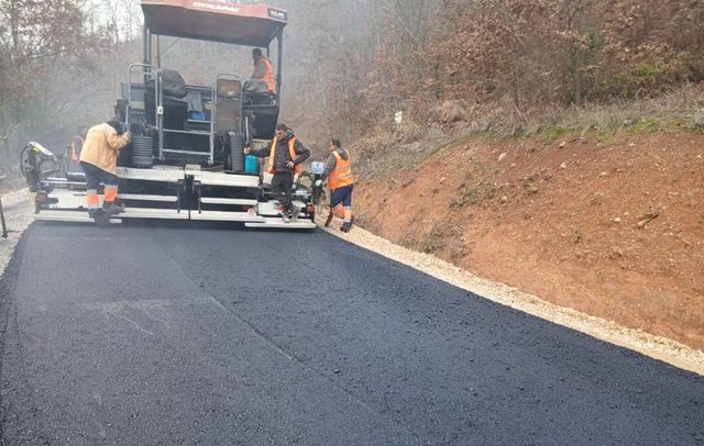 FOTOT  Rama ndan pamjet  Hidhet shtresa e parë asfaltike  Lura magjike  së shpejti e arritshme përmes rrugës së re 
