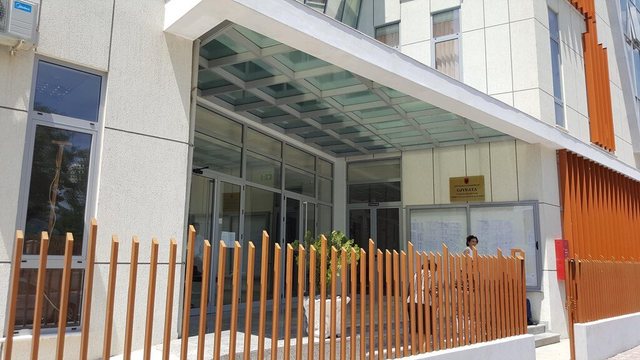 Fusnin drogë në qeli kundrejt pagesës  Prokuroria e Elbasanit kërkon burg për policin dhe dy personat që ia siguronin