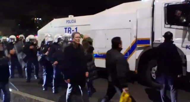 Përplasjet e ashpra përpara Kuvendit  deputetët e PD së tentojnë të ndalojnë autobotin e ujit