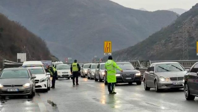 Gjashtë të plagosur  Moti i keq  probleme në Rrugën e Kombit  ngricat shkaktuan 3 aksidente