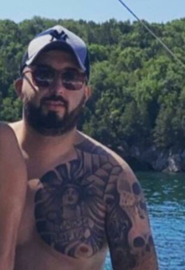 Detaje të reja  Atentati në Greqi  dy shqiptarët u plagosën me armë zjarri  Një person hyri në lokal dhe qëlloi