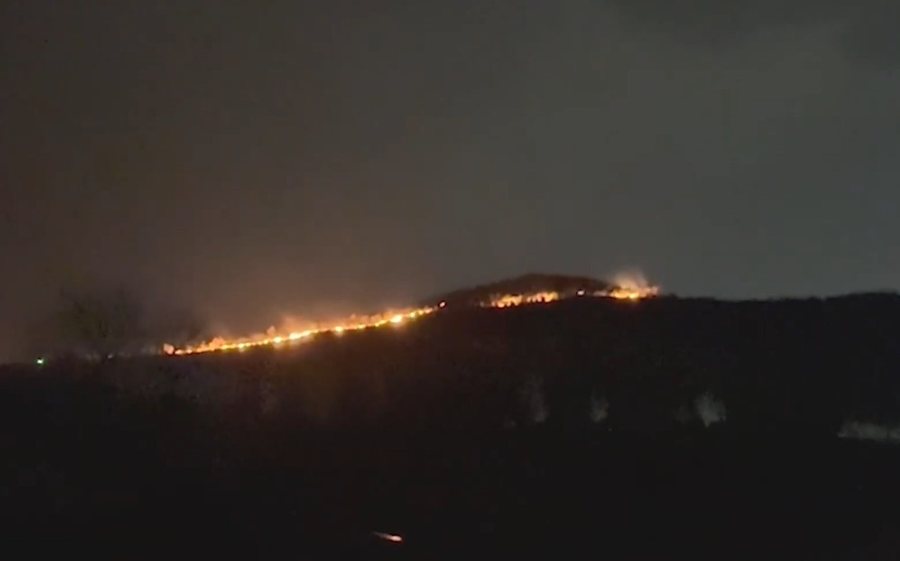 Zjarr i madh pranë bazës së Pashalimanit në Orikum  era e fortë përhap flakët