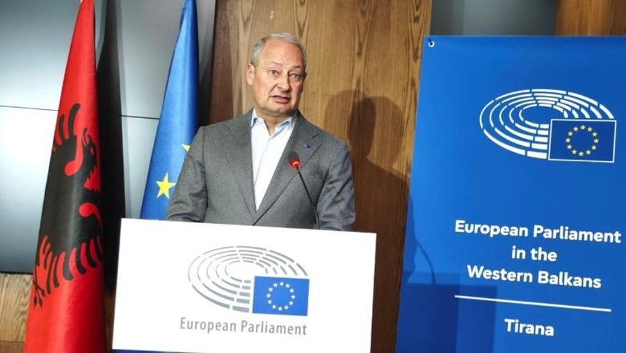 Paralajmërimi i prerë i Brukselit  Opozita të heq dorë nga molotovët  socialistët të ulen në tryezë për marrëveshje politike