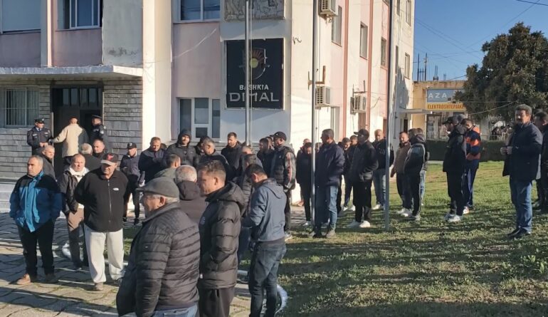 Banorët e fshatrave në Dimal në protestë  U përmbytëm 4 herë brenda një muaji 