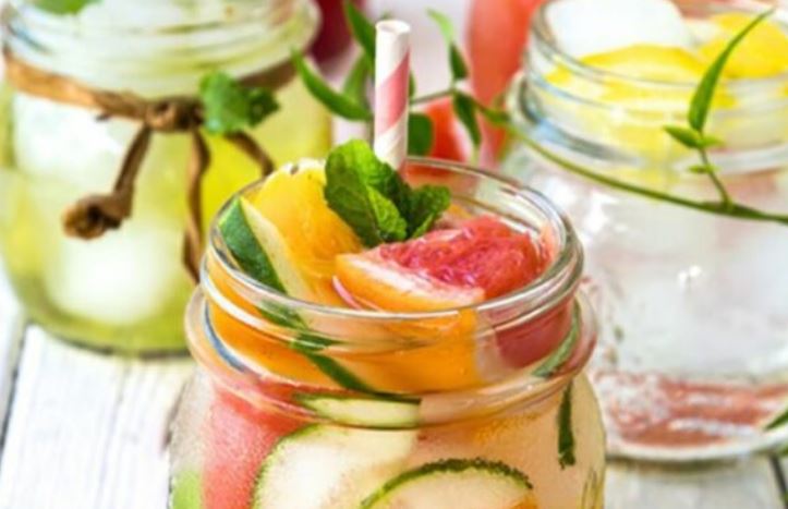 Receta detox pas festave  çfarë të pini për të eliminuar fryrjen e stomakut