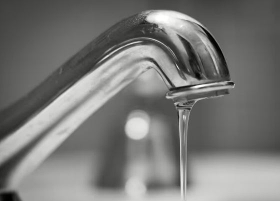 Vlora sërish pa ujë të pijshëm  Ujësjellësi paralajmëron ndërprerje të furnizimit  shkak punimet në rrjet  Ja zonat që preken