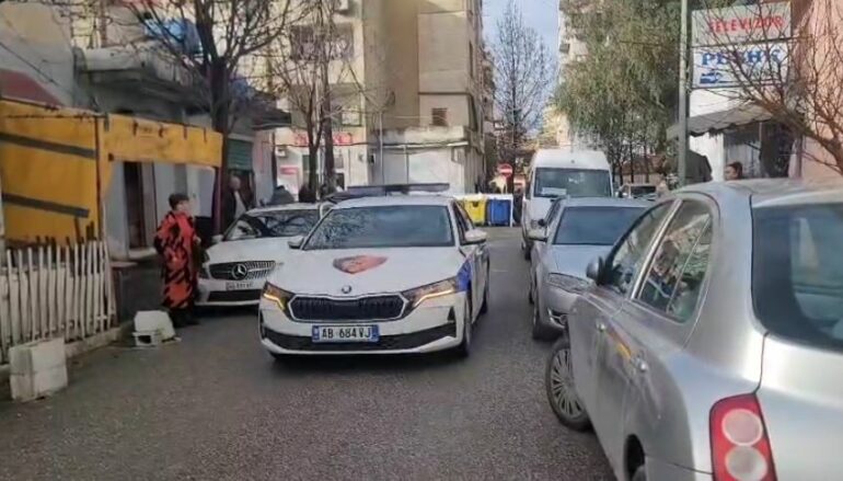 Detaje të reja nga ngjarja në Durrës  shkon në dy numri i të plagosurve  pas vajzës babai qëlloi me thikë edhe 