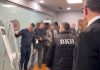 Mashtronin të huajt për të investuar në bursa/ “Policia, mos lëviz!”, dalin pamjet nga arrestimet në call-centre tek kulla “Alban Tower”