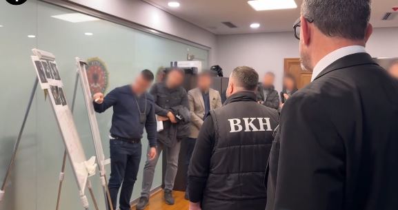 Mashtronin të huajt për të investuar në bursa   Policia  mos lëviz    dalin pamjet nga arrestimet në call centre tek kulla  Alban Tower 