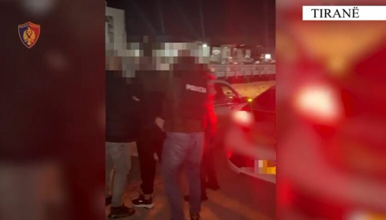 Transportonte emigrantë drejt vendeve të BE së  arrestohet 38 vjeçari në Tiranë  në pranga dhe bashkëpunëtori i tij