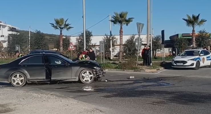 Aksident në Lushnje  Benz i me shpejtësi skëterrë merr para Volswagen in  Pamje nga vendngjarja