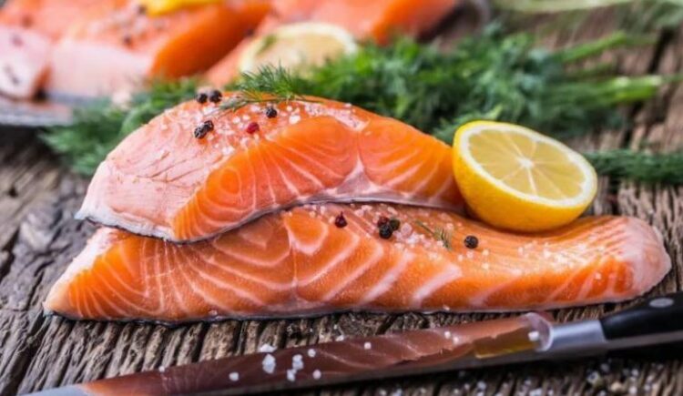 Salmoni dhe përfitimet e tij për shëndetin  pse duhet ta konsumoni më shpesh