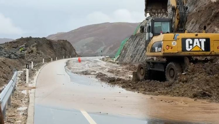 Tjetër rrezik në Qukës Qafë Plloçë  Rrëshqitje dherash  bllokohet një korsi