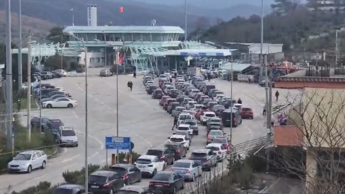 Mbi 10 mijë shtetas drejt Greqisë  shtohen sportelet nga pala greke në Kakavijë