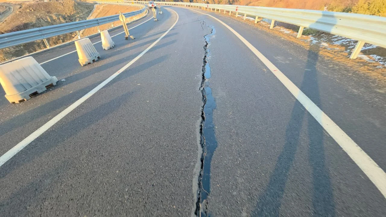 Çahet loti i dytë në rrugën Qafë Plloçë Qukës  qarkullimi kalon në një korsi