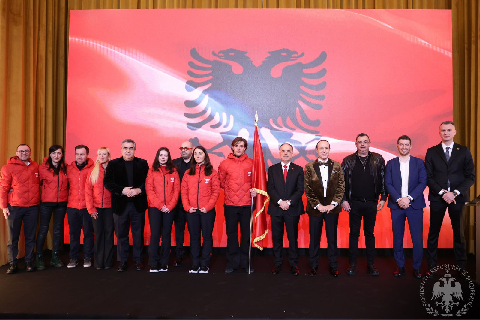 Presidenti Begaj i dorëzon flamurin ekipit kombëtar që garon në Lojërat Olimpike Dimërore