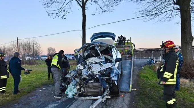 Aksident tragjik në Itali  Makina e bërë copë  dy të rinj shqiptar humbin jetën  raportohet për tre të plagosur