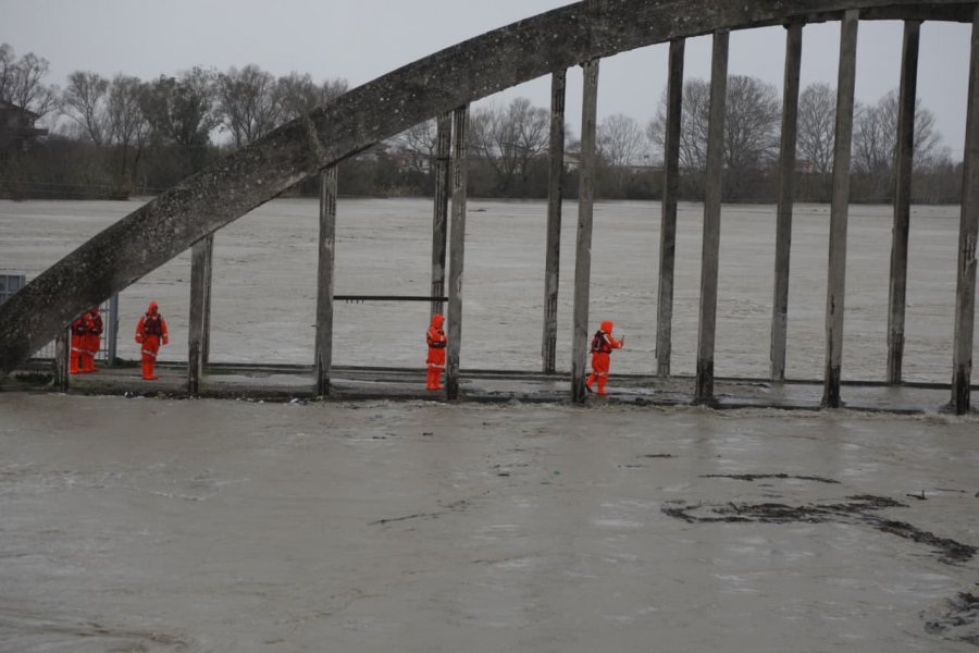 Niveli i ujit kalon Urën e Vjetër të Mifolit  ndalohet qarkullimi i automjeteve dhe këmbësorëve
