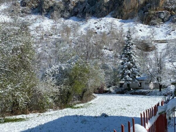 Temperaturat deri në  8 gradë celcius  si paraqitet situata në qarkun Elbasan pas reshjeve të dëborës