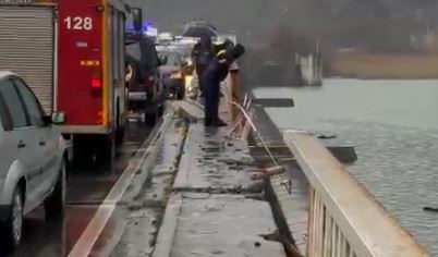 Makina u përplas me barrierat e urës së Spatharit dhe ra në liqenin e Vaut të Dejës  arrestohet drejtuesi i mjetit  Si paraqitet gjendja   