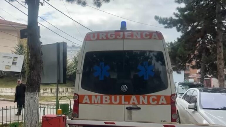 Aksident në rrugën e Arbrit  Makina përplaset me murin mbrojtës  plagoset 45 vjeçarja