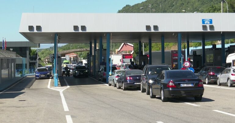 Theu masën e sigurisë dhe tentoi të largohej nga Shqipëria  arrestohet në kufi 45 vjeçari