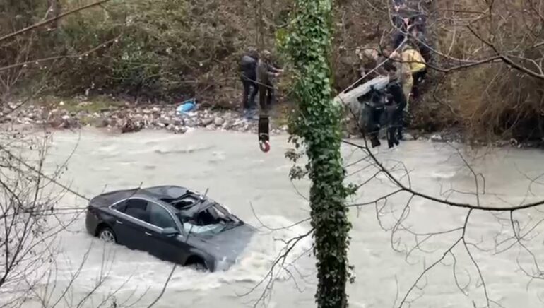 Aksidenti i rëndë në Klos  Ndryshon dinamika  arrestohet drejtuesi i mjetit që ra në përrua  sepse nuk i dha ndihmë pasagjerit  RENEA dhe polumbarët   