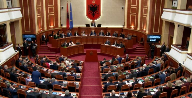 Sot seancë plenare në Kuvend  Nga marrëveshjet me Italinë te ndryshimet në Kodin Penal dhe dekriminalizimi i shpifjes  çfarë përmban Rendi i Ditës