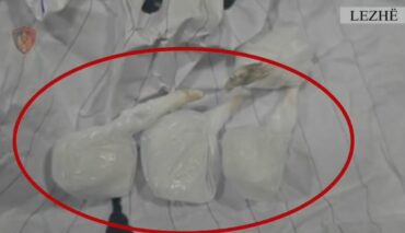 Godina 3 katëshe në Lezhë ishte kthyer në kazino dhe  fole  droge  sekuestrohen miliona lekë  euro dhe dollarë e kokainë  një në pranga  një tjetër   