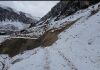 Rrëshqitje në zonën e Matogjinit të Selenicës, masivë dheu bien në rrugë, vështirësohet qarkullimi rrugor