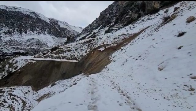 Rrëshqitje në zonën e Matogjinit të Selenicës  masivë dheu bien në rrugë  vështirësohet qarkullimi rrugor