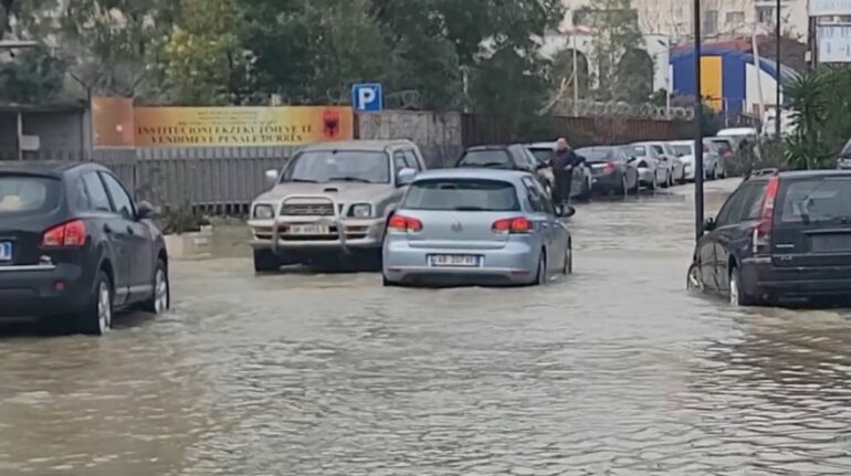  Jemi përmbytur 4 herë në 6 muaj   Situata alarmante në Durrës  banorët  Na u shkatërrua gjithçka  Ka mbetur vetëm  televizori