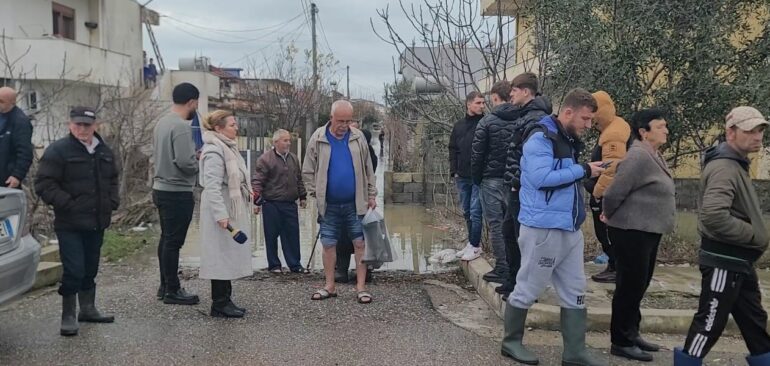 Iu përmbytën banesat  banorët e ish Kënetës në protestë  Askush s ka ardhur për të verifikuar dëmet  Duam dëmshpërblim