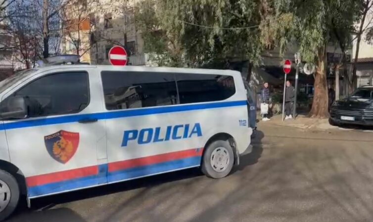 Babai plagosi vajzën dhe kalimtarin që tentoi ta ndalonte në rrugë  policia zbardh ngjarjen në Durrës