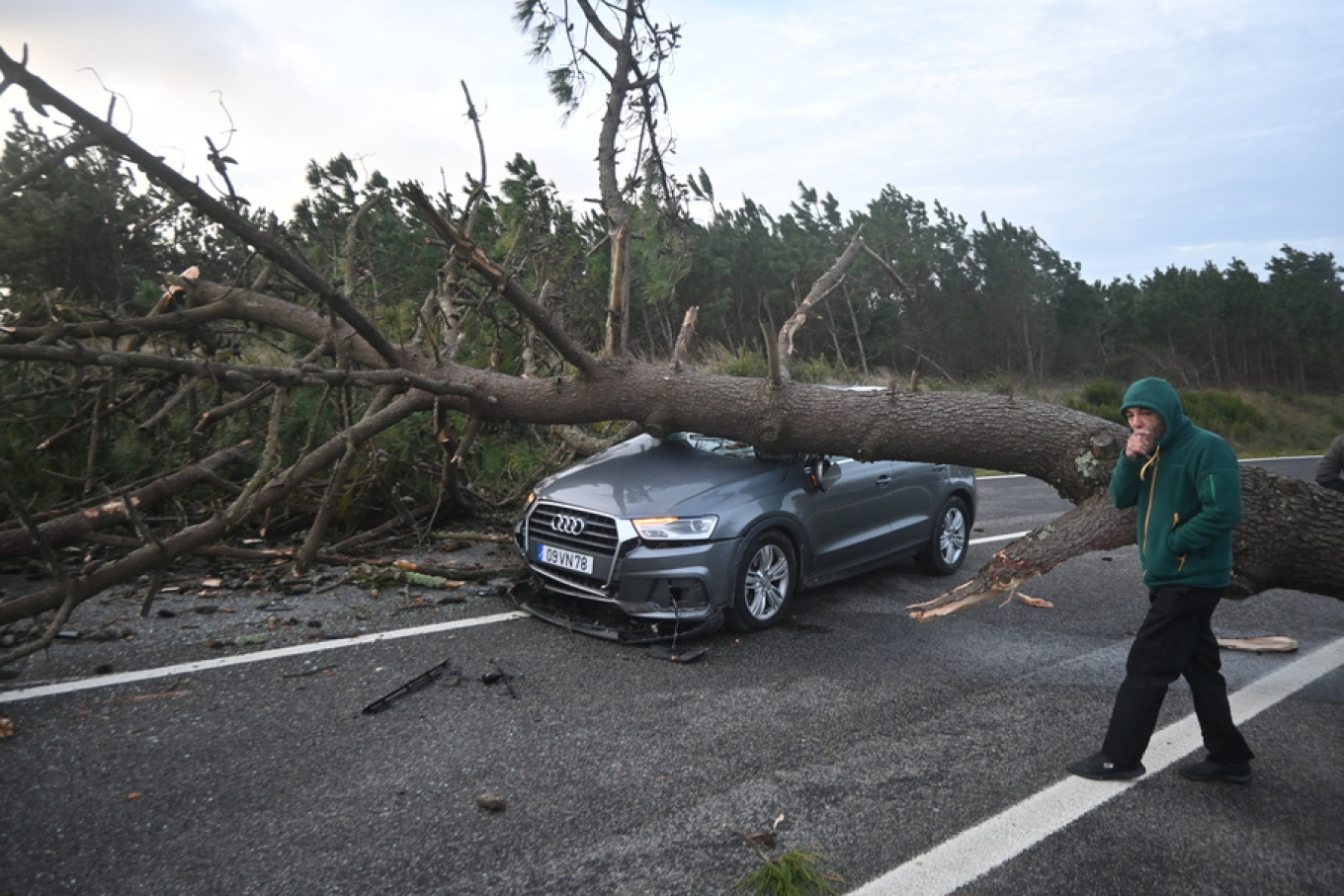 Shira të rrëmbyeshëm dhe erëra të forta   Kristin  shkakton dy të vdekur në Portugali  Pamjet e frikshme