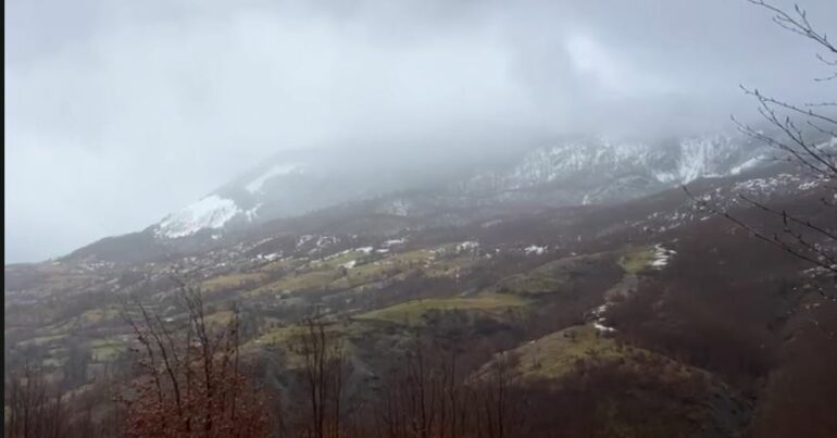 Ulja e temperaturave  Rikthehen reshjet e borës në disa zona të qarkut të Dibrës