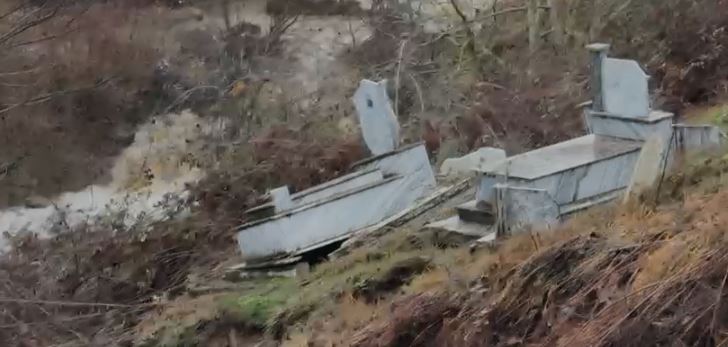 Rrëshqitje dherash në Dardhas të Pogradecit  dëmtohen varrezat e fshatit  varret  lëvizin  nga vendi