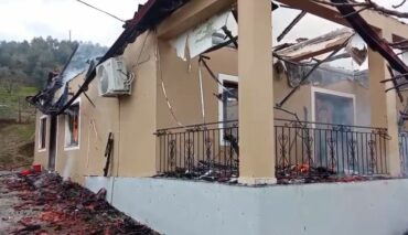 Përfshihet nga flakët një banesë në Elbasan  zjarrfikësja në vendngjarje  shpëtojnë mrekullisht tre anëtarë të familjes
