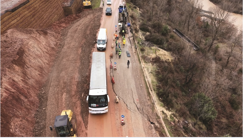 Bllokimi i akseve kombëtare  paralizon  ekonominë e vendit