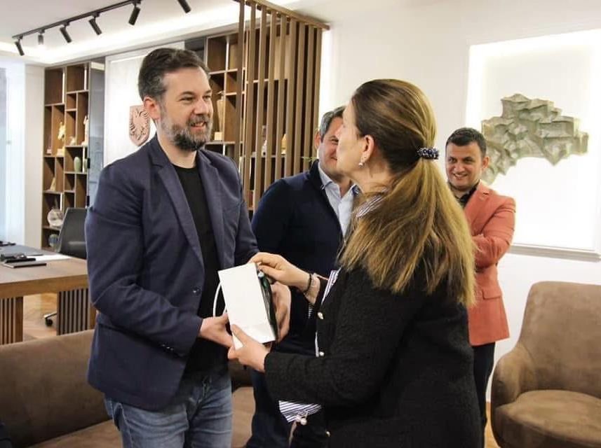 Kumbaro uron për detyrën e re Ministrin e Arsimit dhe Shkencës në Kosovë   Hajrulla Çekun  E lumtur që do të kemi mundësinë të   