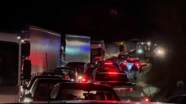 Aksi Librazhd Prrenjas zhbllokohet pas rreth 8 orësh  policia  Qarkullimi i lirë në të dy kahet  shoferët të kenë kujdes