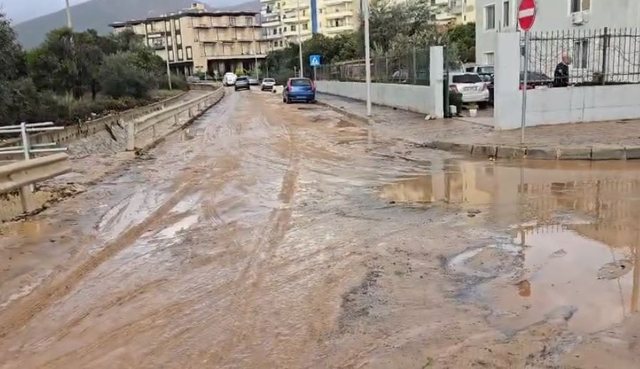 Shirat dëmtojnë disa banesa në qytetin e Himarës  banorët në panik  Kjo situatë nuk ka ndodhur prej vitesh