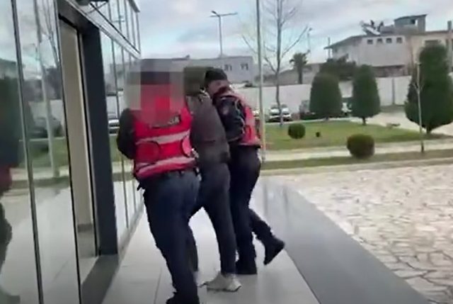 Operacioni  Po trafikonte 9 kg drogë në  Don Bosko   arrestohet 47 vjeçari  E zbuloi qeni  e kishte mbushur makinën me kokainë  hashash dhe  