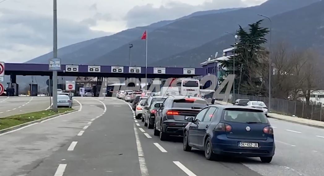 Dita e dashurisë  shqiptarët dynden në Prizren  qytetarët e Kosovës zgjedhin Shqipërinë  Fluks në pikat kufitare