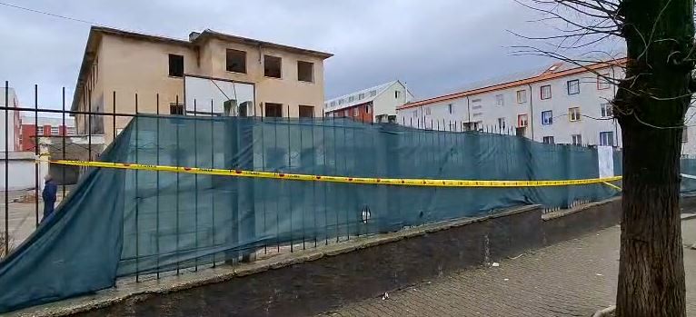 Po luante me top në oborrin e shkollës  por e zunë poshtë inertet  përfundon me urgjencë te Trauma i mituri