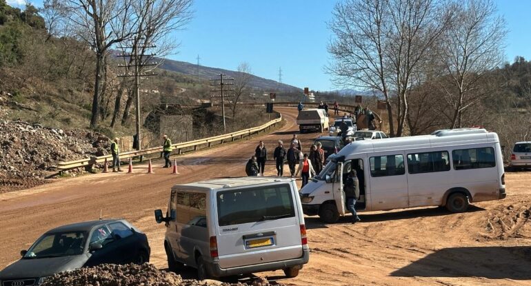 Bllokimi i rrugës Librazhd Prrenjas  Shkollat dhe qendrat shëndetësore pa shërbim  mësues  mjekë e infermiere ecin me orë të tëra në këmbë