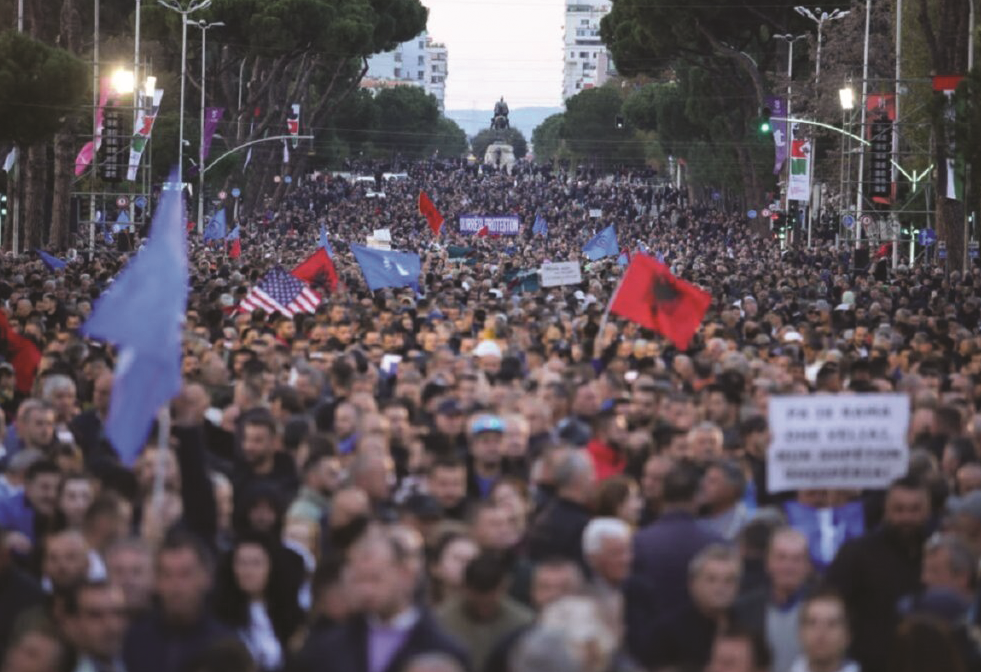 Opozita  Mbi 60 mijë protestues dhe banorë të Tiranës mblidhen sot në orën 18 00  në bulevardin  Dëshmorët e Kombit